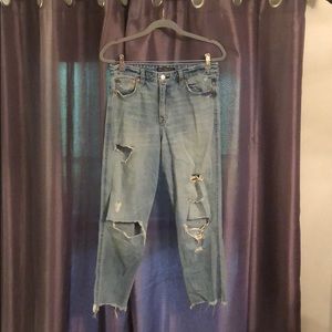 Distressed cropped jeans